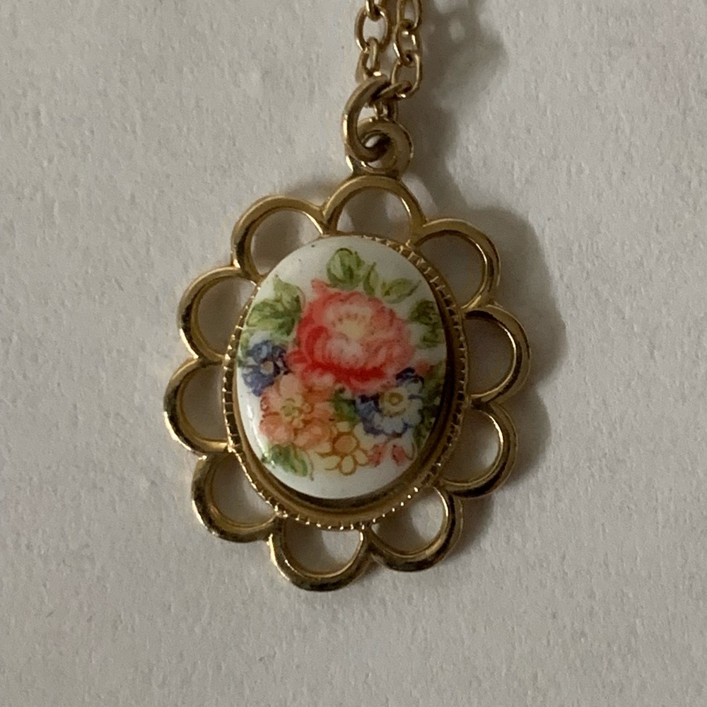New vintage floral pendant necklace